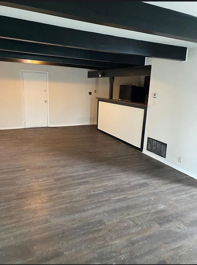 Building Photo - 3 bed 1.5 bath