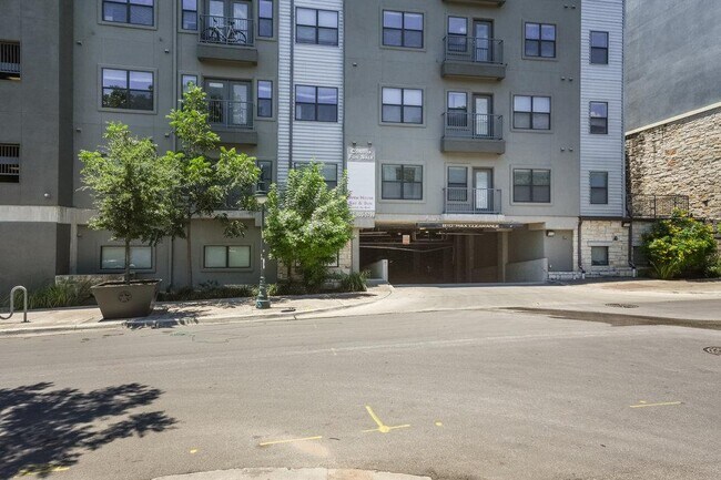 Building Photo - 2502 Leon St