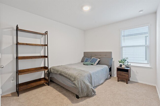 Building Photo - 269 Frogmore Lp
