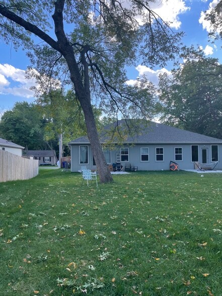 Building Photo - 12906 W 93rd St