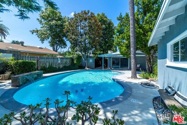 Building Photo - 5652 Fallbrook Ave