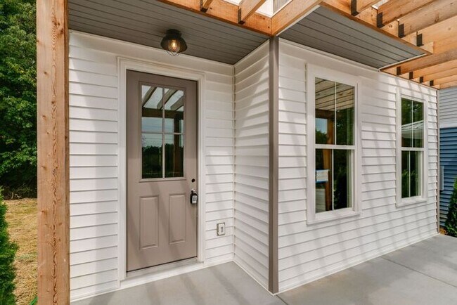 Building Photo - Beautiful Newer Build in Madison!