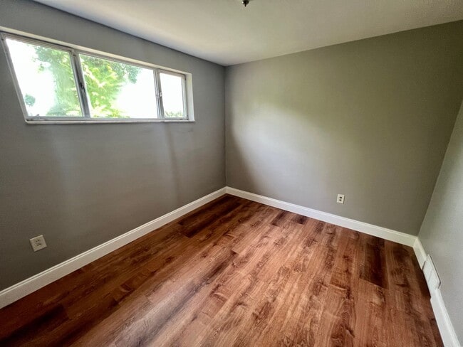 Building Photo - Stunning Home - 2 Bedroom 1 Bathroom - Pit...
