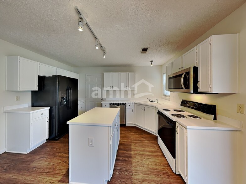 Building Photo - 8027 Trotter Rd
