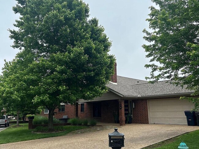 Building Photo - Available August 1st! Beautifully Remodele...
