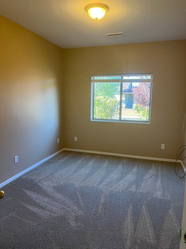 Building Photo - Spacious Three Bedroom Home in Granville R...