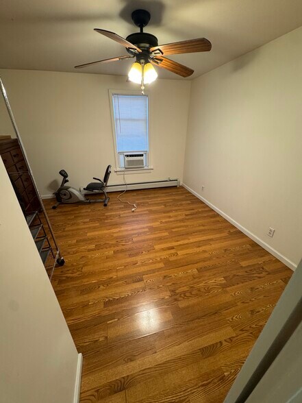 Building Photo - 7 Somers St