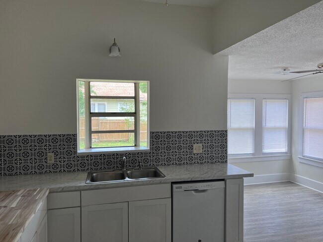 Building Photo - 1500 N Osceola Ave