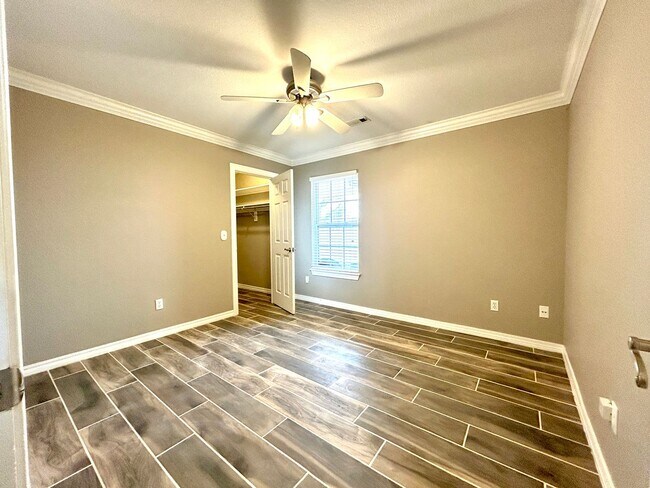 Building Photo - Spacious 3 bed 2 bath Single Family with a Large Fenced Backyard!