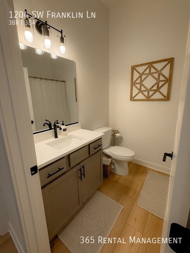 Building Photo - 1204 SW Franklin Dr