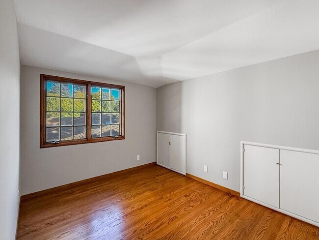 Building Photo - 527 Hilbar Ln