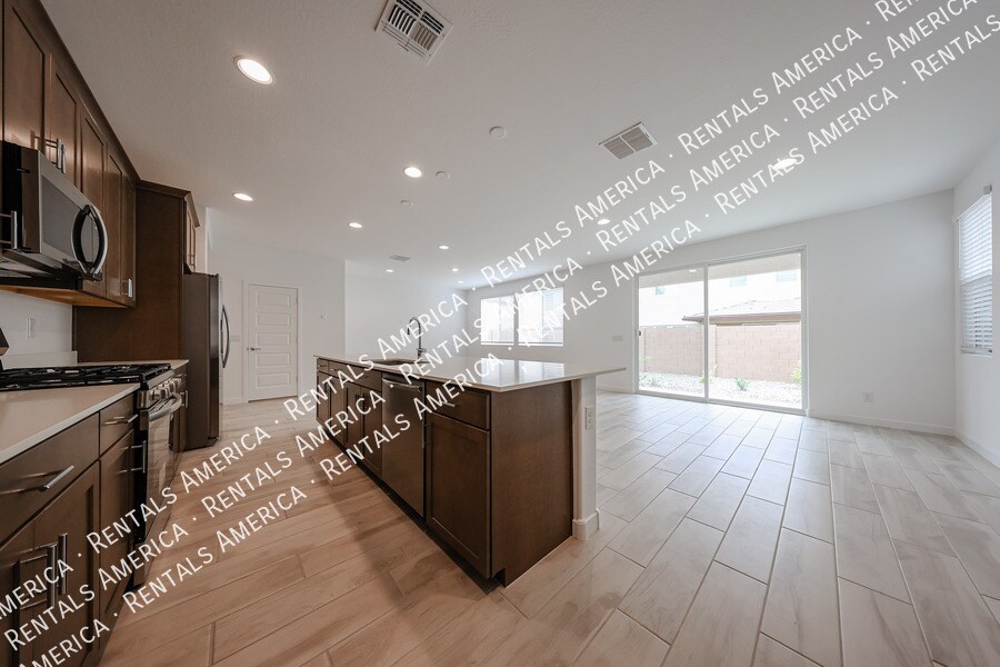 Building Photo - 10151 E Ulysses Ave