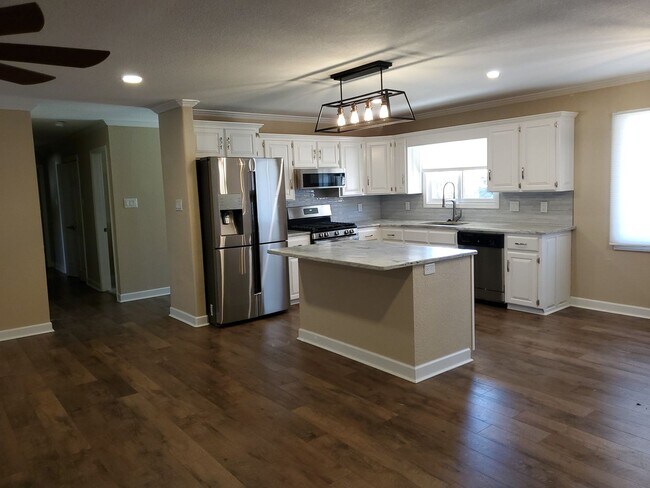 Building Photo - Beautiful Family Home with Neighborhood Lake Access