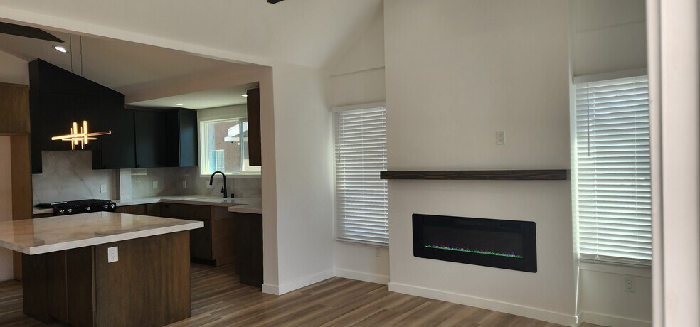 Building Photo - 950 N Kingsley Dr