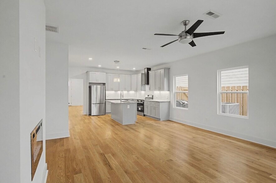 Building Photo - 2140 18th Ave N