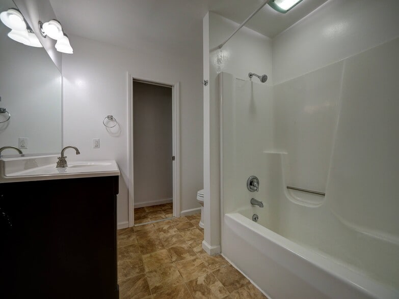 Building Photo - English Village Apartments