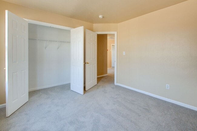 Building Photo - 3 Bed, 2.5 Bath Home Conveniently Located ...