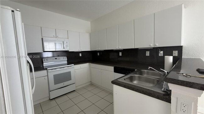 Building Photo - 4435 SW 160th Ave