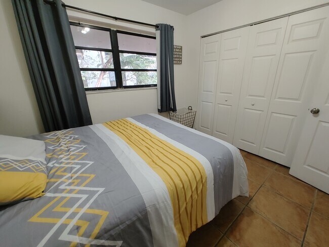 Building Photo - 1901 NW S River Dr