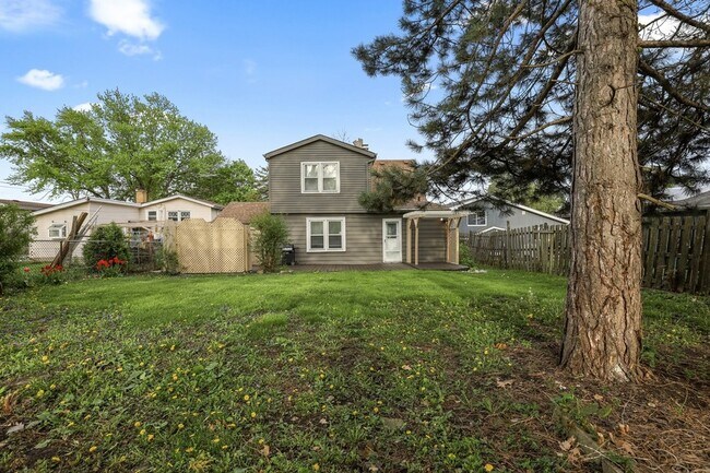 Building Photo - 366 N Hemlock Ave