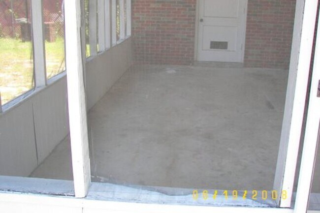 Building Photo - 3 bedroom 2 bath home