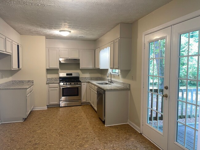 Building Photo - 3 Bed/2 Bath Ranch W/ Granite Counters & SS Appliances!