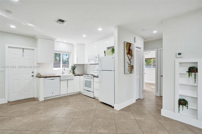 Building Photo - 3033 NE 20th Terrace