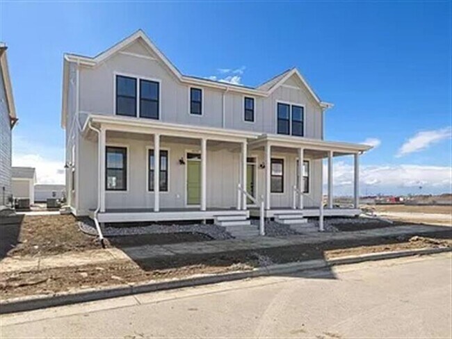 Building Photo - Exquisite Home