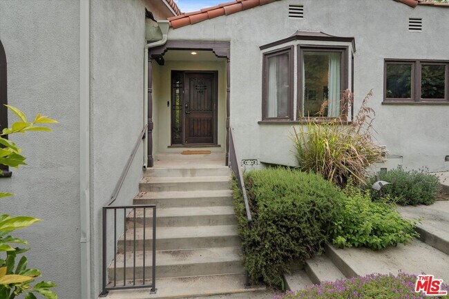 Building Photo - 816 Hyperion Ave