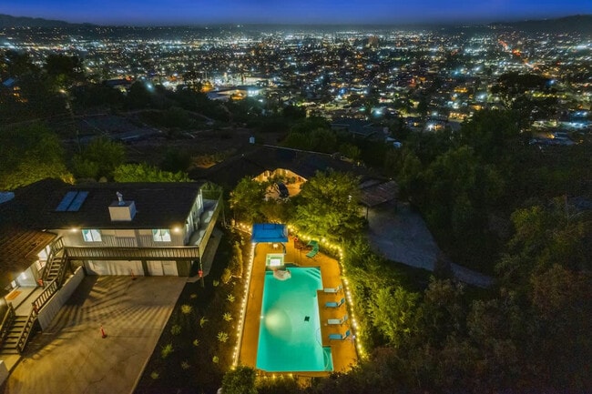 Building Photo - 5048 Bluff Pl