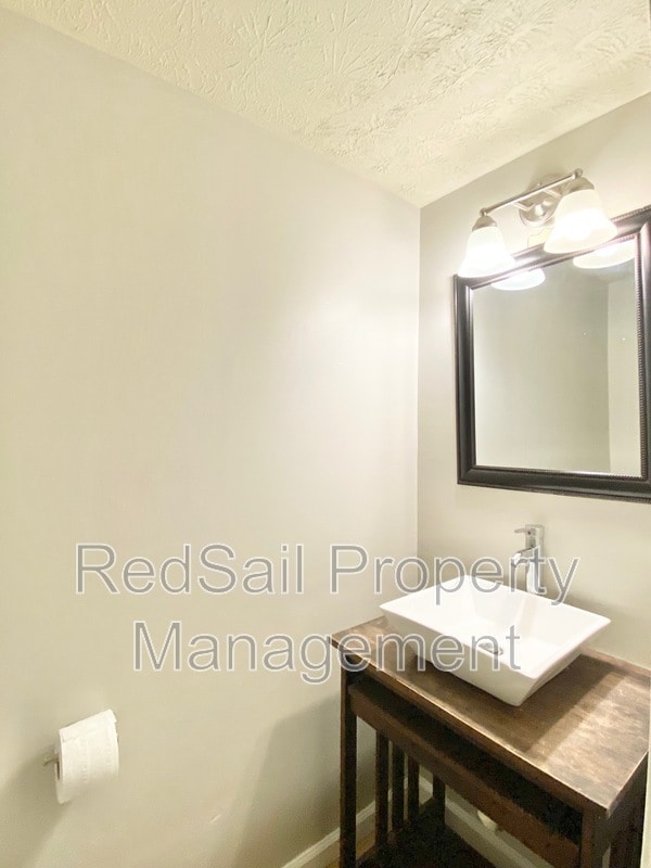 Building Photo - 8 Terri Sue Ct