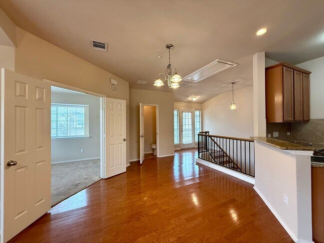 Building Photo - Updated Condo-1310 Parmer Ln.