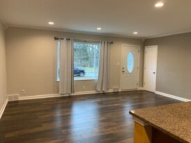 Building Photo - 204 Juniper St