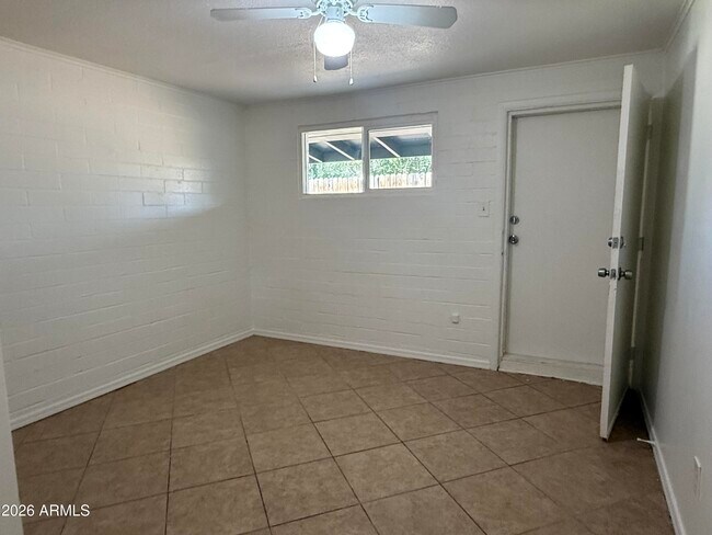 Building Photo - 1329 E Cinnabar Ave