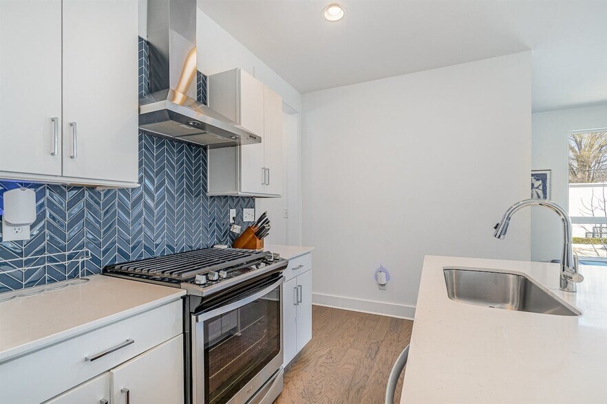 Building Photo - 1659 Duckworth Ave