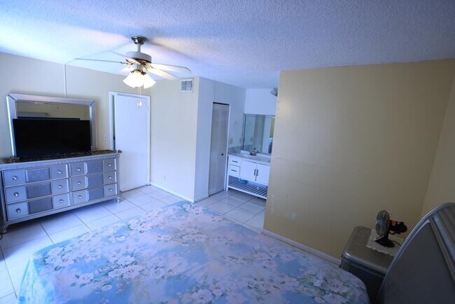 Building Photo - 6570 Royal Palm Blvd