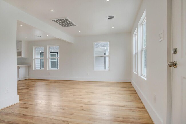 Building Photo - 6107 N Main St