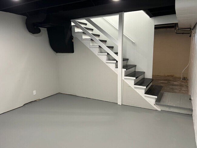 Building Photo - Modern Renovation in Sought-After Area