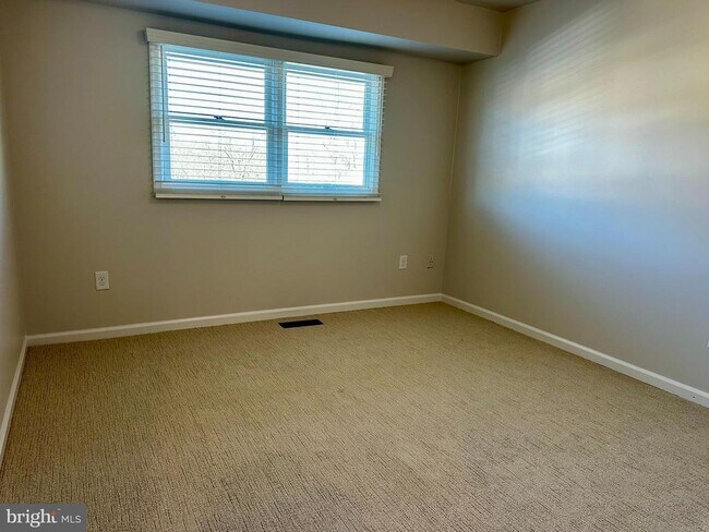 Building Photo - 18 Dundee Mews