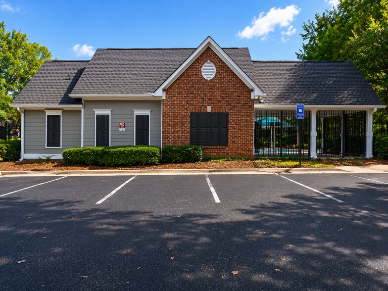 Well-maintained pool house providing added comfort and convenience. - 2143 Somerset Pl SE