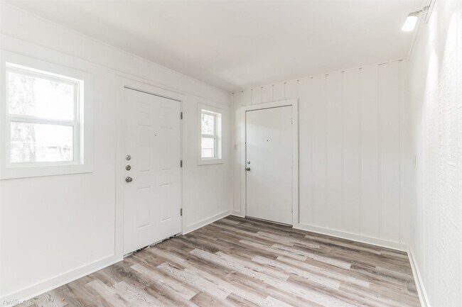 Building Photo - 1 br, 1 bath House - 124 East Castlebriar ...