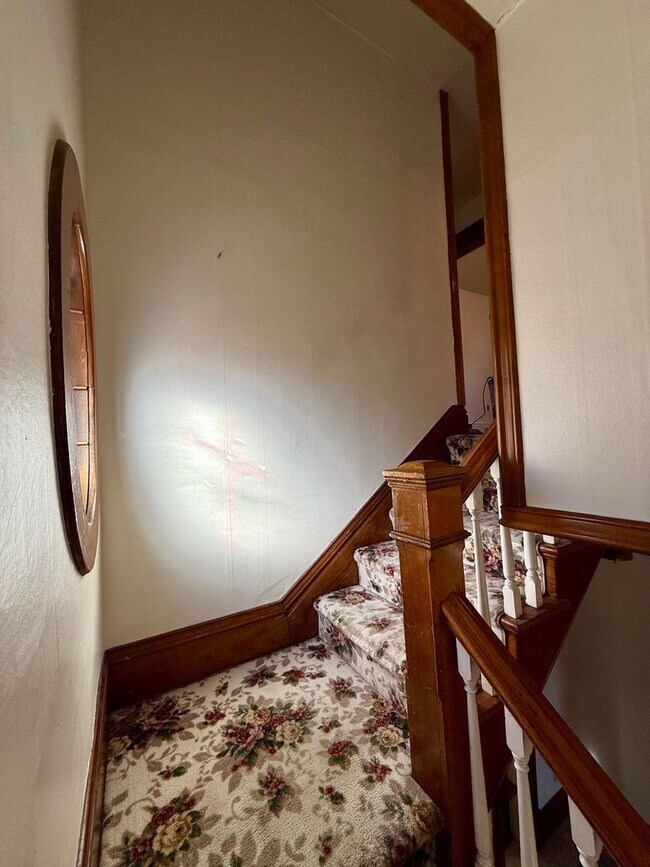Building Photo - Victorian Charmer – 3 Bed, 1.75 Bath – Utilities Included!