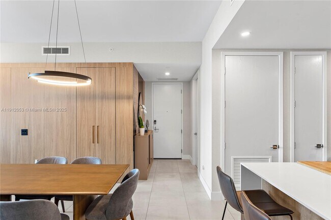 Building Photo - 17550 Collins Ave