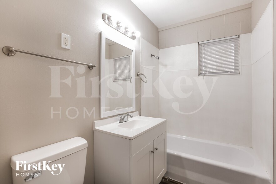 Building Photo - 2800 E Webb Ave