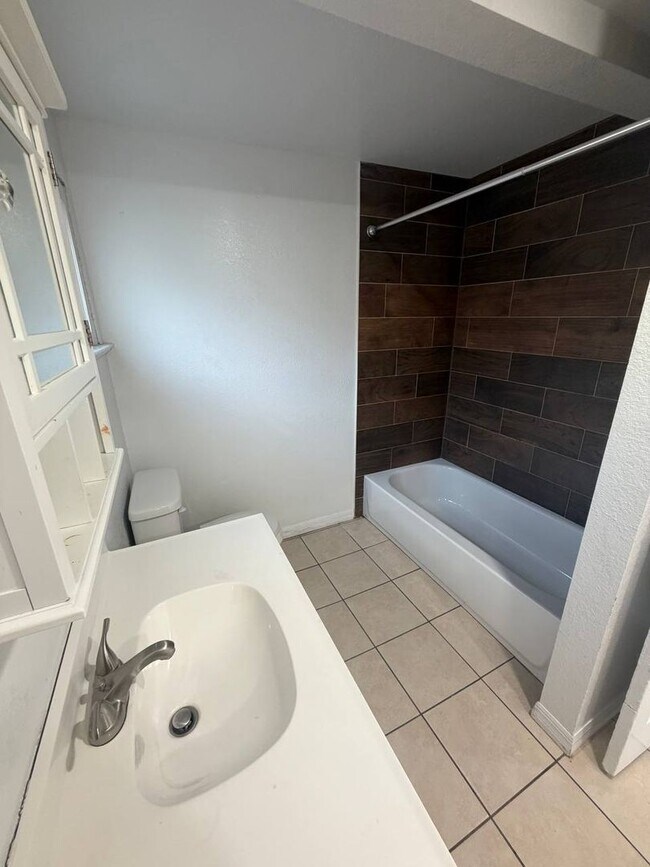 Building Photo - Orange St