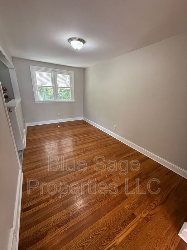 Building Photo - 528 Chester Ave