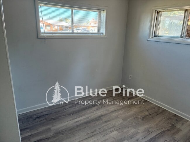 Building Photo - 3372 E Iona Rd