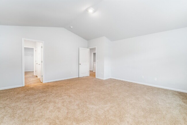 Building Photo - Spacious house with large office and 3 bedrooms in pool community. Available after July 10!