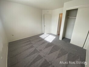 Building Photo - Spacious Unit!