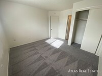 Building Photo - Spacious Unit!